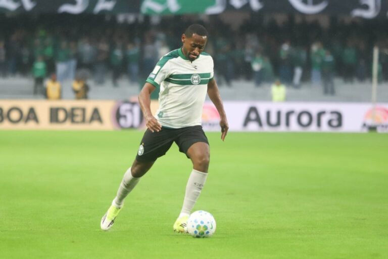 Tinga se destaca no coritiba contra o internacional no brasileirão