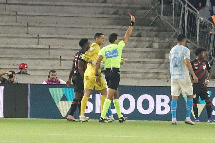 CBF divulga áudio do VAR e amplia controvérsia em Athletico x Grêmio