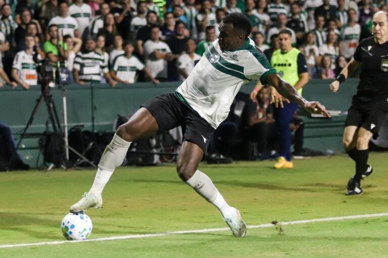 Coritiba reformula escalação para duelo decisivo contra o Internacional