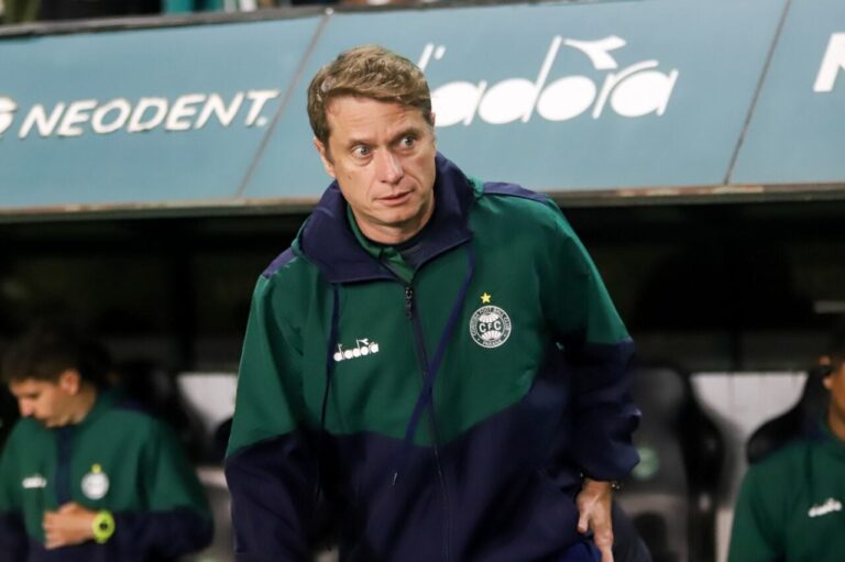 Fernando Seabra avalia expulsão e desempenho do Coritiba em derrota no Brasileirão