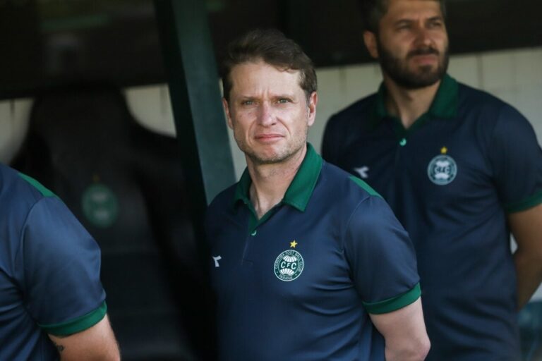Técnico do Coritiba detalha mudanças táticas para jogo contra o Santos