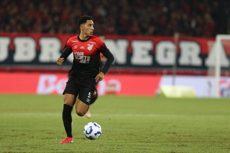 Athletico enfrenta desfalques e incertezas na escalação para jogo contra Grêmio