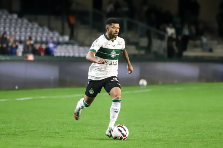 Coritiba avança na contratação do ponta Brian Ocampo, especialista em dribles