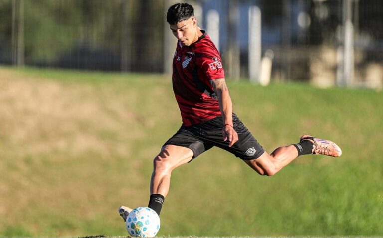 Athletico renova contrato com Lucas Esquivel e ameaça acionar Independiente por dívida