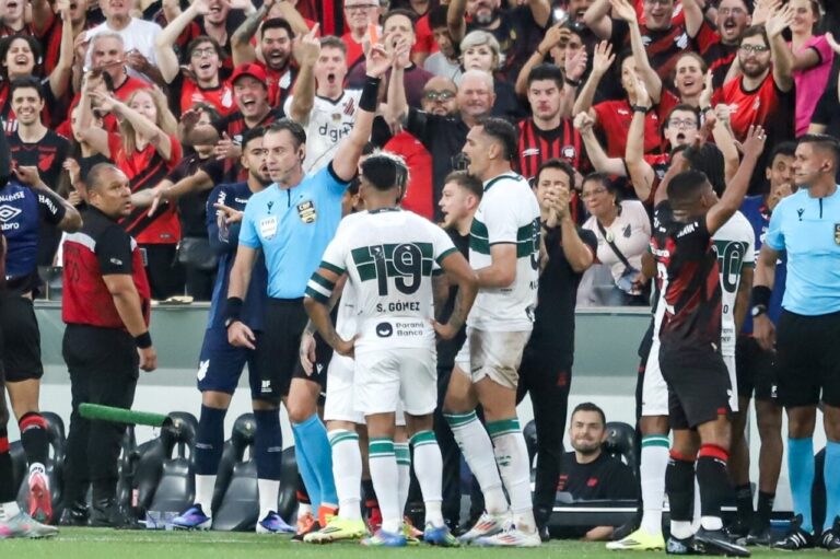 Coritiba enfrenta desafios com expulsões e fica mais de 180 minutos com um a menos no brasileirão