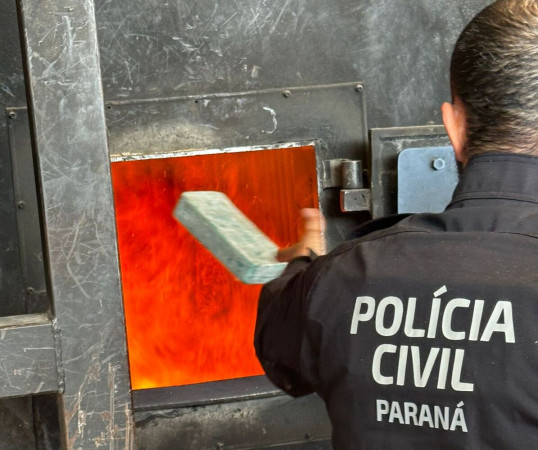 Polícia civil incinera 300 quilos de drogas apreendidas em Fazenda Rio Grande