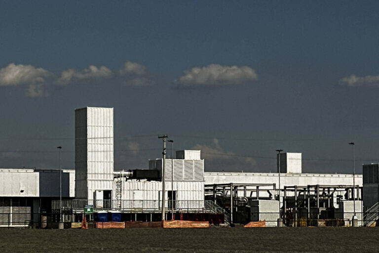 Atrasos em data centers dos eua impactam expansão da inteligência artificial