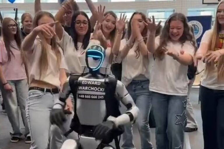 Robô humanoide com ia combate javalis nas ruas de Varsóvia