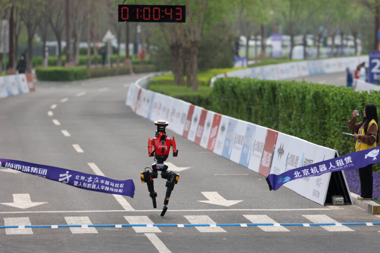 Robôs humanoides superam humanos na meia-maratona de Pequim em 2026
