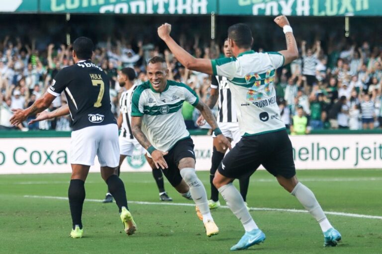 camisas do coritiba com cores da inclusão vão a leilão solidário