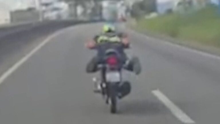 Jovem realiza manobra perigosa pilotando moto deitado em Campina Grande do Sul