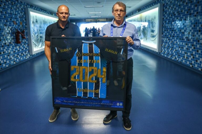 Grêmio homenageia Coritiba pela ajuda durante enchentes de 2024