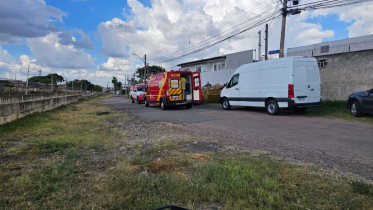 Idoso sofre queda grave de telhado em Curitiba e é hospitalizado