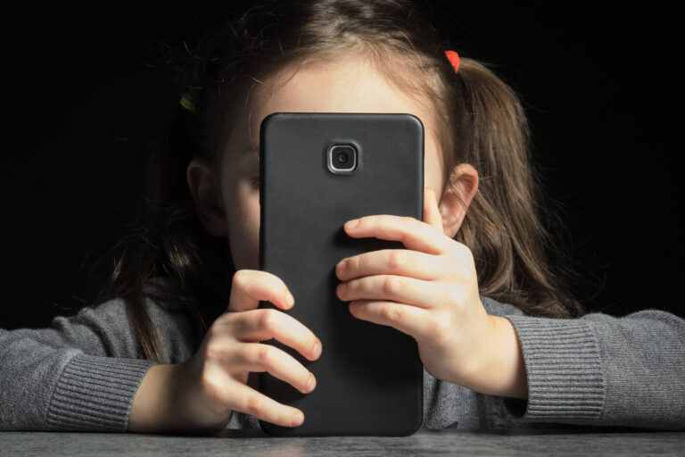 Kidfluencers: a indústria bilionária por trás da exposição infantil nas redes sociais