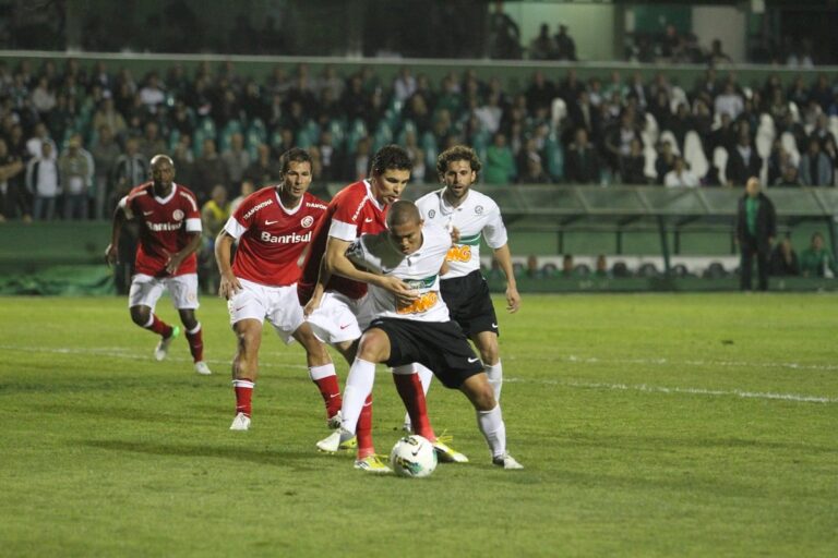 coritiba busca fim do jejum de vitórias e gols contra internacional no couto pereira