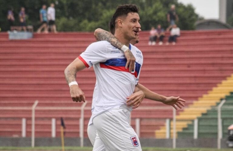 João Felipe se destaca e lidera Paraná clube contra toledo