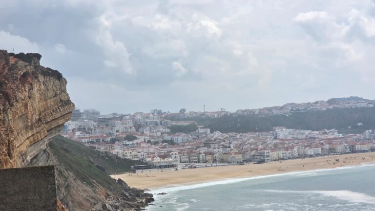 Litoral Oeste de Portugal destaca-se pela diversidade entre Nazaré, São Martinho do Porto e Foz do Arelho