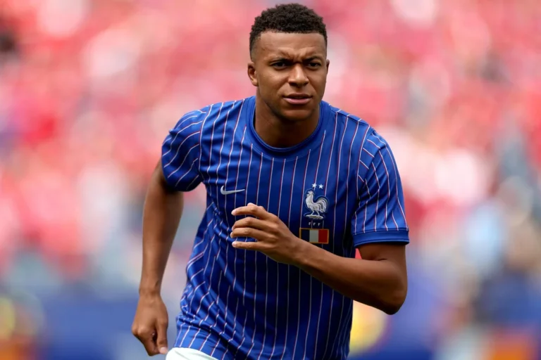 Mbappé rebate ofensa racista de senadora paraguaia após Copa do Mundo
